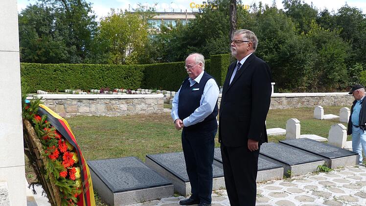 Volksbund-Landesvorsitzender Wilhelm Wenning (links) und der deutsche  Botschafter in Bulgarien, Herbert Salber, legten im deutschen  Soldatenfriedhof in Sofia Kränze nieder. Foto: Edgar Bartl