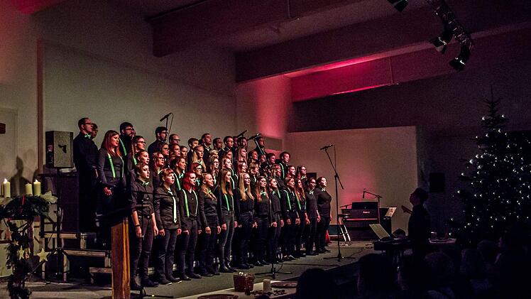 Mitreißend lebendigen Gesang demonstrierte der Coburger Hochschulchor "Die Klangfänger" bei seiner Musik zum Advent unter der Leitung von Moritz Metzner.Foto: Jochen Berger