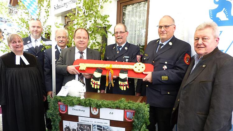 Bei der Schlüsselübergabe (von links): Pfarrerin Heidrun Hemme, Kreisbrandmeister Yves Wächter, Kreisbrandinspektor Horst Tempel, Bürgermeister Werner Burger, Kommandant Christian Fittner, Kreisbrandrat Stefan Härtlein und Erwin Burger vom Landratsamt.  Foto: Wulf