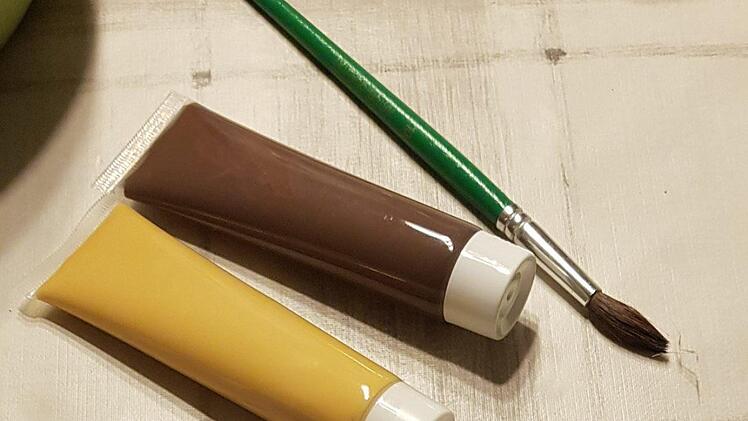 Ab aus der Tube oder per Stift: Acrylfarben eignen sich sehr gut zum Bemalen von Steinen. Jenny Heckel