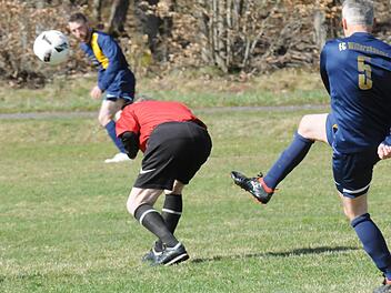 Manfred Schmitt ist tatsächlich der älteste noch aktive Schiedsrichter der Bad Kissinger Zunft. Dass der Pfaffenhäuser nach wie vor über Beweglichkeit und Reaktionsschnelligkeit verfügt, ist in dieser Szene von großem Vorteil. Denn der Schuss des Auraer Spielertrainers Thomas Lutz in der B-Klassen-Begegnung gegen die SG Windheim wird nicht zum "Abschuss". Foto: ssp
