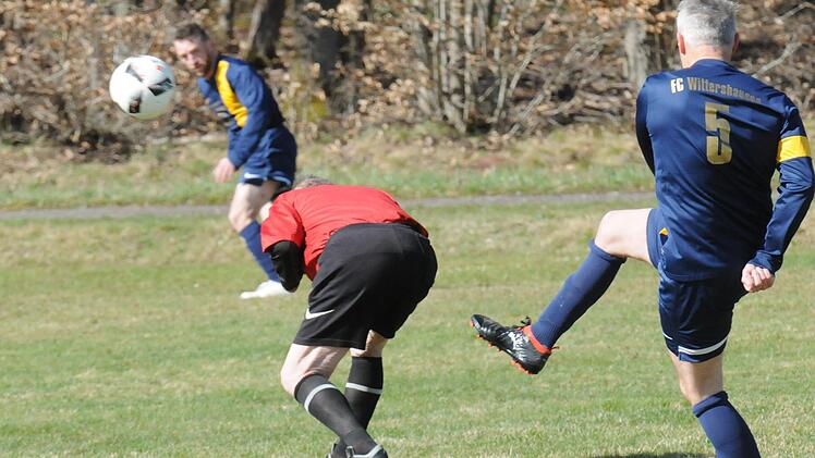 Manfred Schmitt ist tats&auml;chlich der &auml;lteste noch aktive Schiedsrichter der Bad Kissinger Zunft. Dass der Pfaffenh&auml;user nach wie vor &uuml;ber Beweglichkeit und Reaktionsschnelligkeit verf&uuml;gt, ist in dieser Szene von gro&szlig;em Vorteil. Denn der Schuss des Auraer Spielertrainers Thomas Lutz in der B-Klassen-Begegnung gegen die SG Windheim wird nicht zum "Abschuss". Foto: ssp