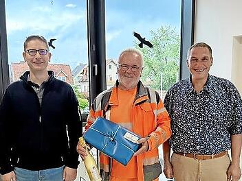 Geschäftsleiter Stephan Meier (links) und Bürgermeister Jochen Weber (rechts) gratulierten dem Dienstjubilar, Bauhofleiter Norbert Wich.