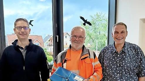 Geschäftsleiter Stephan Meier (links) und Bürgermeister Jochen Weber (rechts) gratulierten dem Dienstjubilar, Bauhofleiter Norbert Wich.