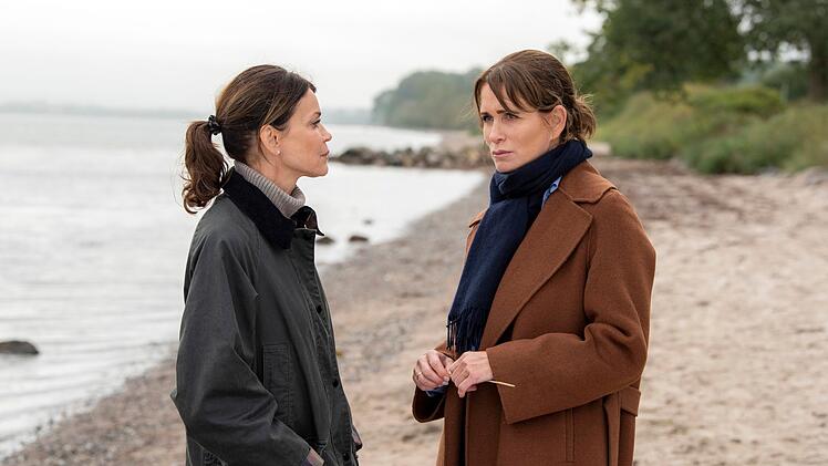 Gerit Kling (links) und Anja Kling sind nicht nur im wahren Leben Schwestern, sondern spielen als Antje und Katharina auch in "Schule am Meer" Geschwister. Nach dem Tod von Katharinas Tochter haben sich die beiden zerstritten. Doch nun scheinen die Zeichen auf Annäherung zu stehen.