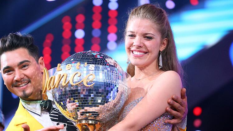Victoria Swarovski strahlte sehr, als sie 2016 den Pokal "Dancing Star" in die H&ouml;he lupfen durfte. Trotz oder gerade weil sie sich seit ihrer Kindheit mit glitzernden Troph&auml;en auskennt ...