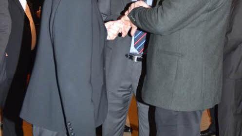 Trotz zahlreicher Verpflichtungen ließ es sich Regionaldekan Thomas Teuchgräber (rechts) von der Katholischen Kirche nicht nehmen, am Empfang des evangelisch-lutherischen Dekanats teilzunehmen, hier im Gespräch mit Dekanin Dorothea Richter.