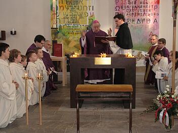 Assistiert von Domvikar Simon Mayer weiht Alt-Bischof Paul-Werner Scheele den neuen Altar mit dem brennenden Weihrauch.  Foto: G. Bauer