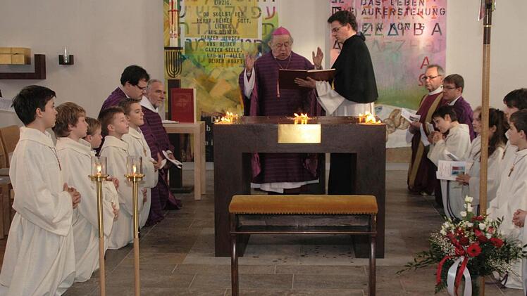 Assistiert von Domvikar Simon Mayer weiht Alt-Bischof Paul-Werner Scheele den neuen Altar mit dem brennenden Weihrauch.  Foto: G. Bauer