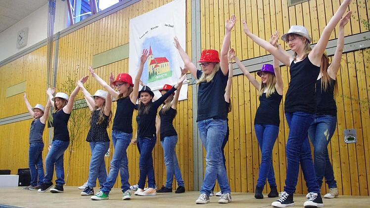 Die Mädchen-Jugendgruppe begeisterte mit einem fetzigen Tanz.