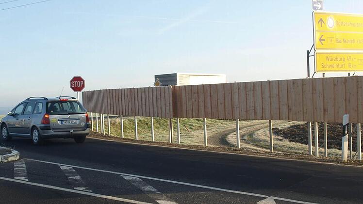 Damit die Autofahrer nicht mehr so einfach in die Kreuzung der Kreisstraße 43 mit der ehemaligen B 19 hineinprechen können, versperren nun Planken die Sicht. Foto: Stefan Geiger