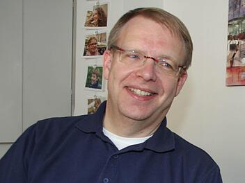 Markus Ewald, Leitender Arzt am Klinikum Kulmbach, sieht im offenen Gespräch mit dem Patienten eine seiner wichtigsten Aufgaben. Foto: Dagmar Besand