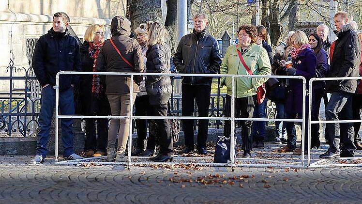 Zum Auftakt des Vergewaltigungs-Prozesses gegen den ehemaligen Chefarzt Heinz W. am 7. April musste die Justiz den Publikumsansturm kanalisieren. Archivfoto: Matthias Hoch