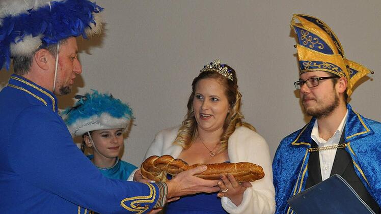 Bereitwillig übergab Bürgermeister Ralf Nowak (links) den überdimensionierten Rathausschlüssel an das Prinzenpaar, Prinz "Hahn" (Felix Kuhn) und Prinzessin Steffi (Steffi Fischer). Mit auf dem Bild Funkenmariechen Lea Schmitt.