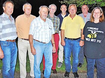Sie wollen k&uuml;nftig die Geschicke Bad Rodacher Imker gemeinsam leiten (von links): von links: R&uuml;diger Wintersperger , Helmut W&ouml;lfert , Hermann G&uuml;nther, Dietmar Ochs, G&uuml;nther Mark, Karl-Heinz Herold, Dietmar Strobel uns Sabine Balzer-Hofmann. Foto: privat