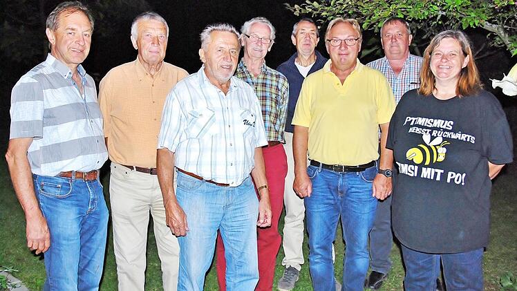 Sie wollen k&uuml;nftig die Geschicke Bad Rodacher Imker gemeinsam leiten (von links): von links: R&uuml;diger Wintersperger , Helmut W&ouml;lfert , Hermann G&uuml;nther, Dietmar Ochs, G&uuml;nther Mark, Karl-Heinz Herold, Dietmar Strobel uns Sabine Balzer-Hofmann. Foto: privat