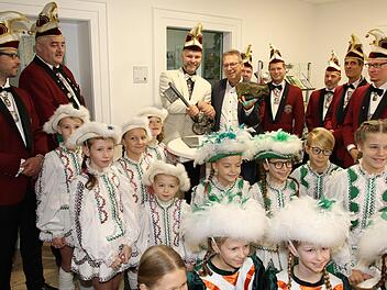 Beim traditionellen Rathaussturm am Sonntag um 11.11 Uhr übergab Weitramsdorfs Bürgermeister Wolfgang Bauersachs den Schlüssel fürs Rathaus freiwillig an den Sitzungspräsidenten des Karnevalsvereins Weidach, Christian Brettschneider. Foto: Wolfgang Desombre