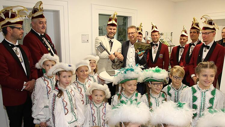 Beim traditionellen Rathaussturm am Sonntag um 11.11 Uhr übergab Weitramsdorfs Bürgermeister Wolfgang Bauersachs den Schlüssel fürs Rathaus freiwillig an den Sitzungspräsidenten des Karnevalsvereins Weidach, Christian Brettschneider. Foto: Wolfgang Desombre