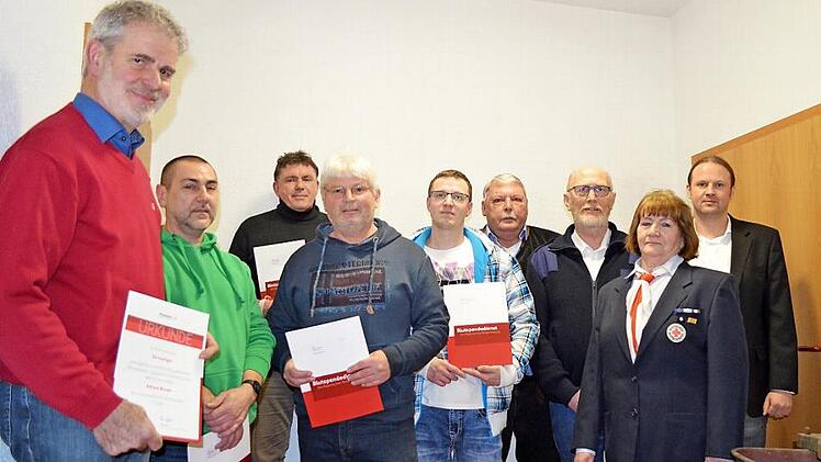 Die geehrten Blutspender (von links): Alfred Bauer (50), Hermann Taubald (100), Oliver Anton (100), Uwe Fischer (100) und Michael Rauh (100) zusammen mit Bürgermeister Christian Mrosek, Jürgen Feiner von der BRK-Bereitschaft, Traute Sachs vom Blutspendendienst und stellvertretendem Kreisgeschäftsführer Stephen Bauersachs Foto: Thomas Micheel