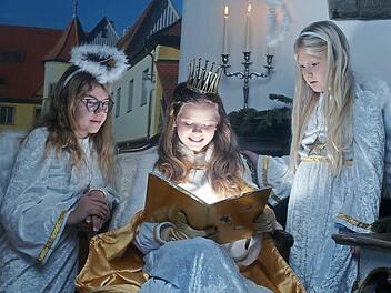 In dieser Filmszene liest Christkind Vera den Engelchen Aimie (l.) und Lisa etwas vor. Foto: privat