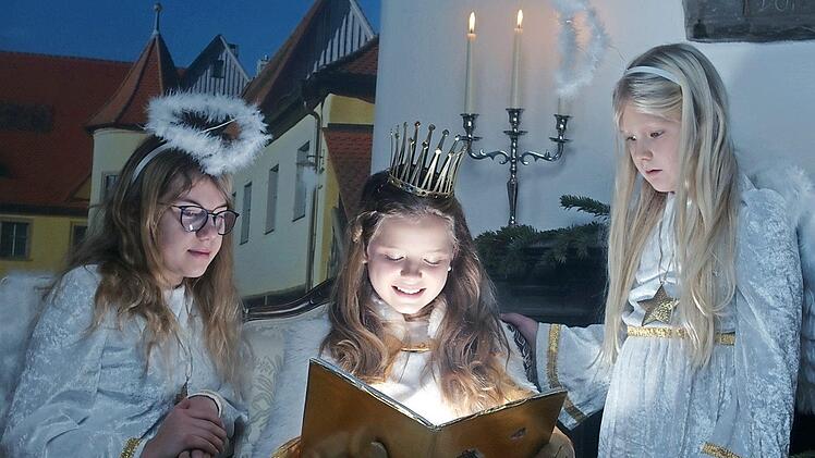 In dieser Filmszene liest Christkind Vera den Engelchen Aimie (l.) und Lisa etwas vor. Foto: privat