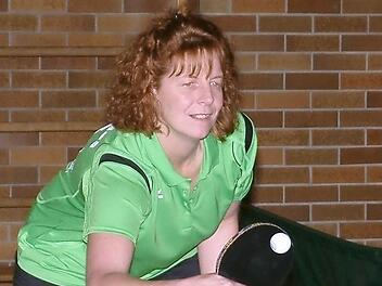 Die Damen der SG Neuses I dominieren das Geschehen in der 3. Bezirksliga und sind auf dem besten Weg in Richtung Wiederaufstieg. Zum erfolgreichen Quartett gehört Ute Kleylein, die in der Vorrunde mit ihrer Bilanz von 13:3 zweitbeste Spielerin im zweiten Paarkreuz ist.  Foto: Franz