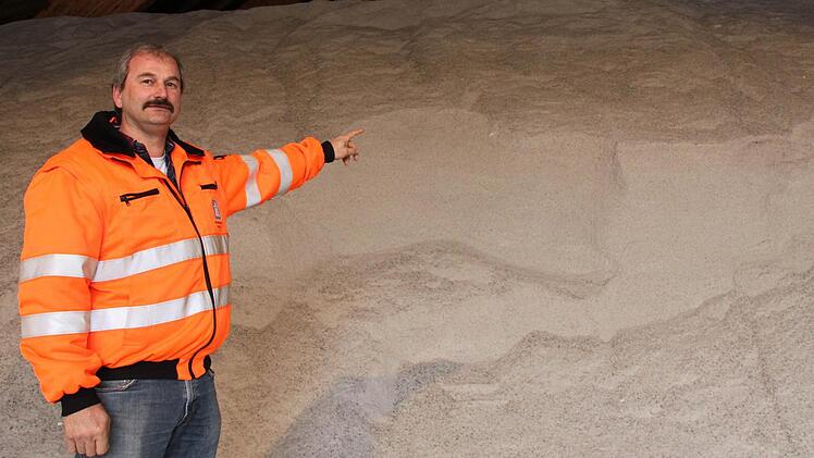 Dieter Gonnert zeigt auf die Salzberge in der Autobahnmeisterei Knetzgau. Foto: Klaus Schmitt
