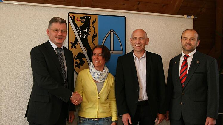 Nach der Ablegung des Amtseides beglückwünscht Bürgermeister Wolfgang Möhrlein (links) die neuen Gemeinderäte von Litzendorf, Anja Fleischmann, Wolfgang Heyder und Richard Kaiser.