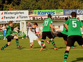Die Höchberger Abwehr stand lange Zeit sehr kompakt und Philipp Pfeuer (Nr. 4) verhindert auch hier den Torschuss des Sander Lukas Wirth (2. von links). Foto: Günther Geiling
