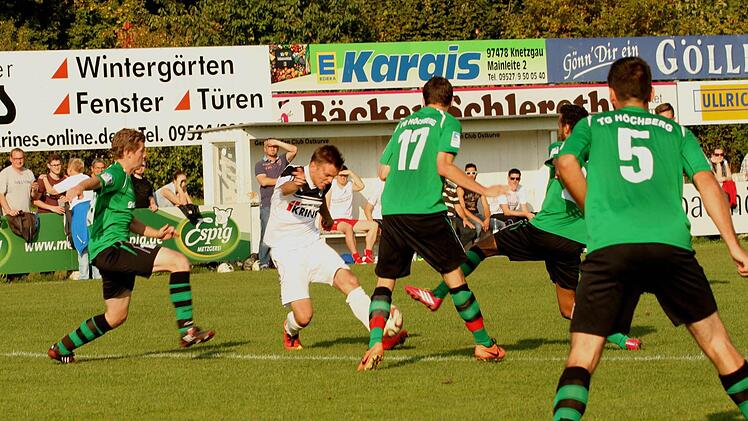 Die Höchberger Abwehr stand lange Zeit sehr kompakt und Philipp Pfeuer (Nr. 4) verhindert auch hier den Torschuss des Sander Lukas Wirth (2. von links). Foto: Günther Geiling