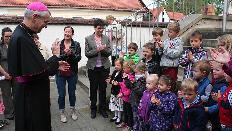 Ein Begrüßungslied für den Erzbischof sangen und klatschten die Kindergartenkinder Foto: Evi Seeger