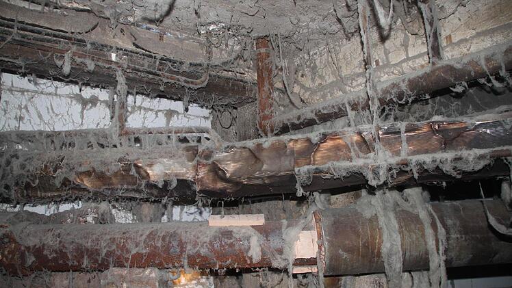 Das sind keine Spinnweben, sondern Flusen aus dem Spinnereibetrieb. Foto: Jürgen Gärtner