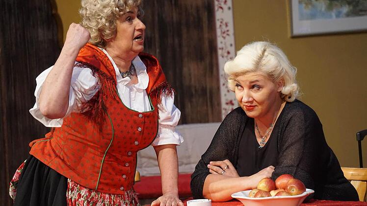 Marianne (Marion Regnet, links) erregt sich über ihren Mann, dem Reisighof-Bauern. Gretl (Diana Laaber-Canola) hört amüsiert zu.