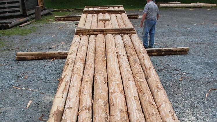 Das fertige Floß ist 16 Meter lang und durchschnittlich 2 Meter breit.