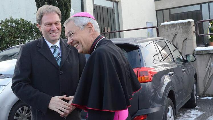 Sehr Selbstbewusst sagte Bürgermeister Klaus Löffler (l.), kaum war der Erzbischof dem Auto entstiegen: "Herr Erzbischof, ich begrüße Sie in unserer wunderschönen Gemeinde Steinbach am Wald."  Foto: Karl-Heinz Hofmann
