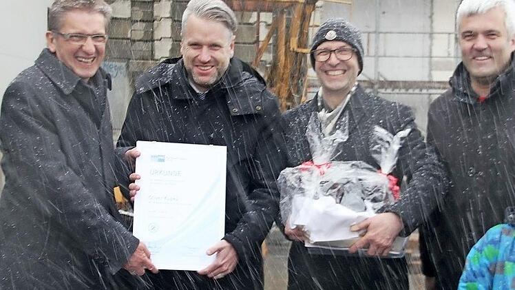 Sie freuen sich über die Standorttreue von Wom: IHK-Vorsitzender Hans Rebhan (links) und Bürgermeister Timo Ehrhardt (rechts). Sie rahmen die Wom-Geschäftsführer Oliver Kupka und Clemens Scholz ein. Foto: Veronika Schadeck