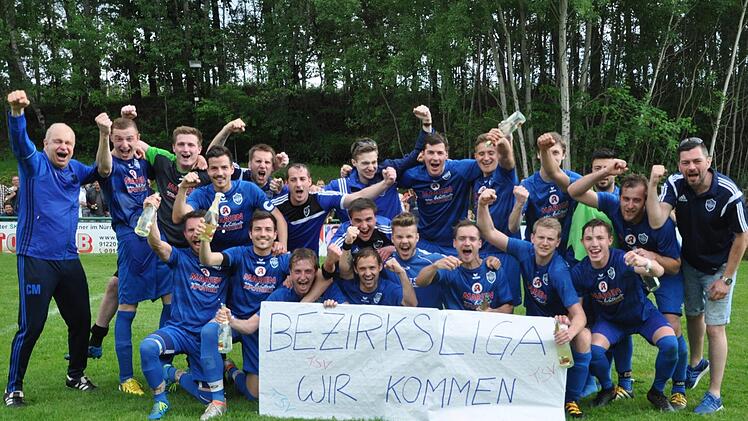Ein Team, ein Wille - der Aufstieg in die Bezirksliga: Der TSV Kirchehrenbach um Meistertrainer Christian Martin (l.) hat die Kreisliga 2 dominiert. Foto: Uwe Kellner