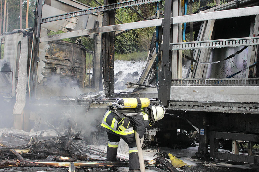 A9 bei Pegnitz: Sattelzug geht in Flammen auf