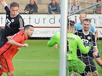 In der letzten Szene des Spiels schafft der Lichtenfelser Andreas Mahr (links) mit einem druckvollen Kopfball das 2:2. Foto: Gunther Czepera
