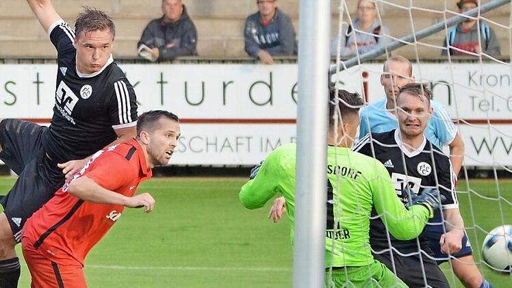 In der letzten Szene des Spiels schafft der Lichtenfelser Andreas Mahr (links) mit einem druckvollen Kopfball das 2:2. Foto: Gunther Czepera