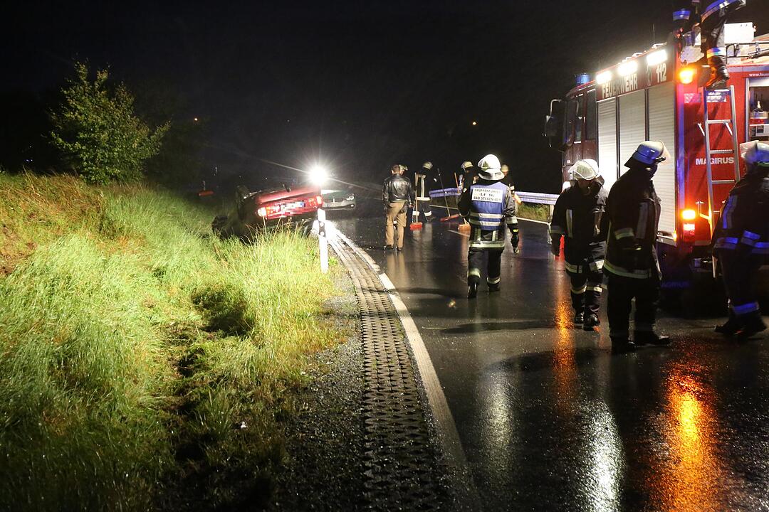 Unfall im Landkreis Hof - Auto landet auf dem Dach