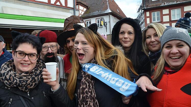 Hannah singt sich selber ein Ständchen: Geburtstagsparty mit Freundinnen auf dem Marktplatz