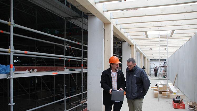 Architekt Harald Fuchs (links) und Bürgermeister Ludwig Wahl auf dem neuen Tribünengang an der Längsseite der Halle.  Fotos: Andreas Dorsch
