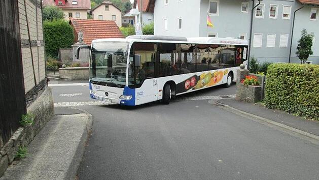 Abenteuerliche Wendemanöver müssen die Busfahrer in Machtilshausen unternehmen, um die Haltestellen zu bedienen.  Foto: Winfried Ehling