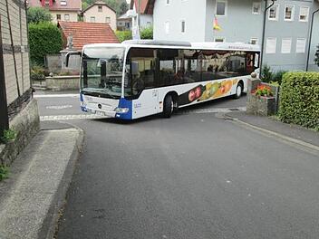 Abenteuerliche Wendemanöver müssen die Busfahrer in Machtilshausen unternehmen, um die Haltestellen zu bedienen.  Foto: Winfried Ehling