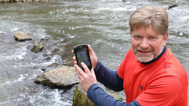Mit der Wander-App "Locus" kann Sven Hähle seine Position an der Regnitz genau bestimmen.  Foto: Barbara Herbst
