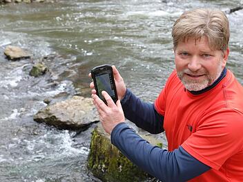 Mit der Wander-App "Locus" kann Sven Hähle seine Position an der Regnitz genau bestimmen.  Foto: Barbara Herbst
