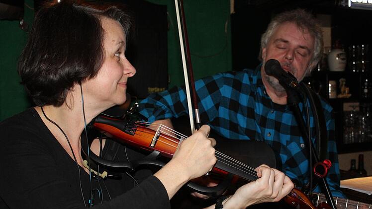 Im Irish Pub "Paddy' s Rest" schaut Lisanne Bendig: Ihr Kollege Oliver Randak singt glatt wie Tom Waits! Foto: Markus Häggberg