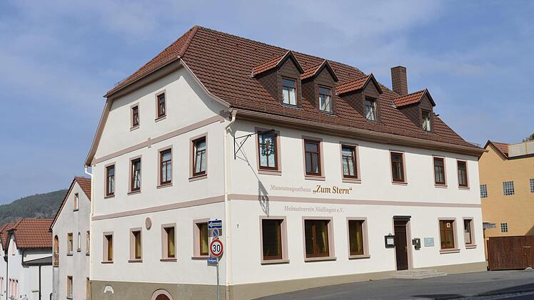 Von au&szlig;en ist das Museumsgasthaus "Stern" h&uuml;bsch anzusehen. Es war gerade frisch gestrichen, als vor knapp einem Jahr innen ein Wasserschaden viel vernichtet hat.Kersitn V&auml;th