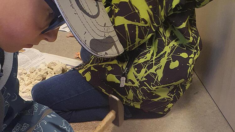 Hier wird ein Dino-Ei vorsichtig geöffnet.